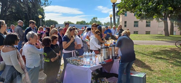 Allegria e brio per la “Camminata della salute”: tante persone fino al presidio Borsalino