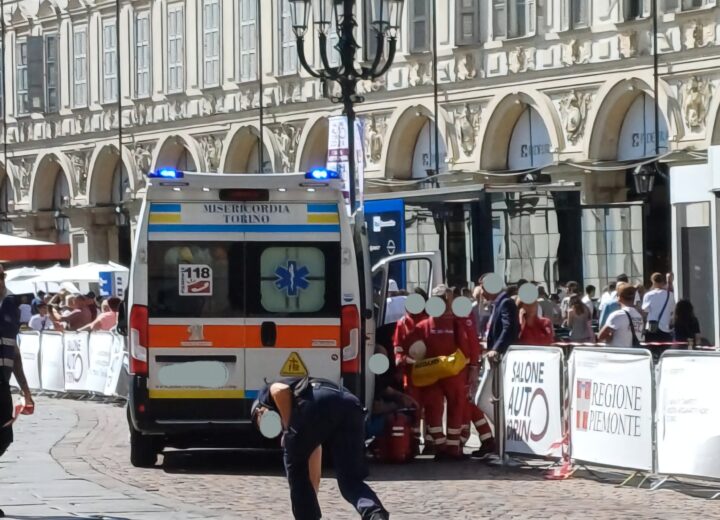 Auto da rally contro il pubblico al Salone di Torino