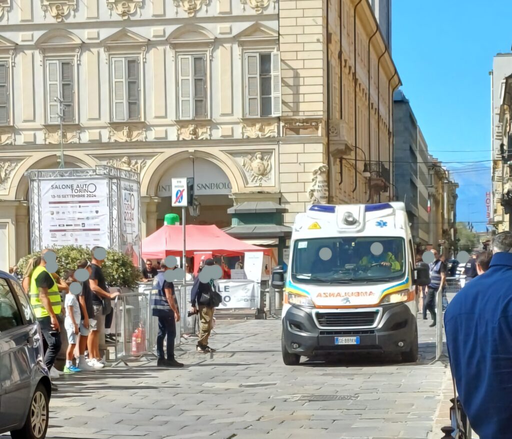 Auto contro folla salone auto torino