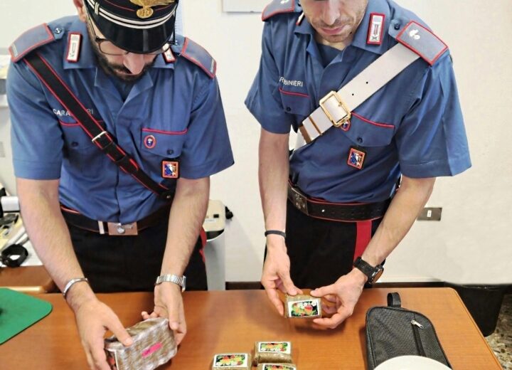 Ai domiciliari ma spacciava ancora: in casa un chilo di hashish e dosi di cocaina