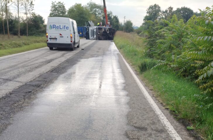 Rimosso il tir rovesciato sulla provinciale a Rivalta Bormida. Tratto riaperto