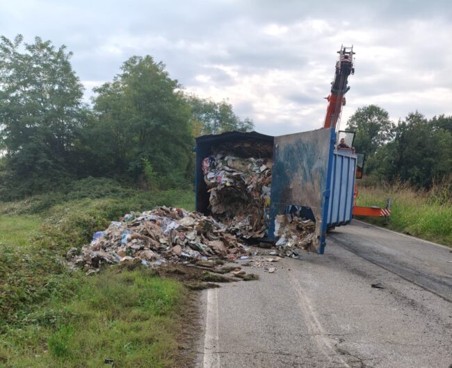 Rimosso il tir rovesciato sulla provinciale a Rivalta Bormida. Tratto riaperto