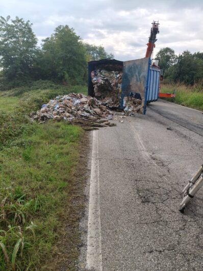 Rimosso il tir rovesciato sulla provinciale a Rivalta Bormida. Tratto riaperto