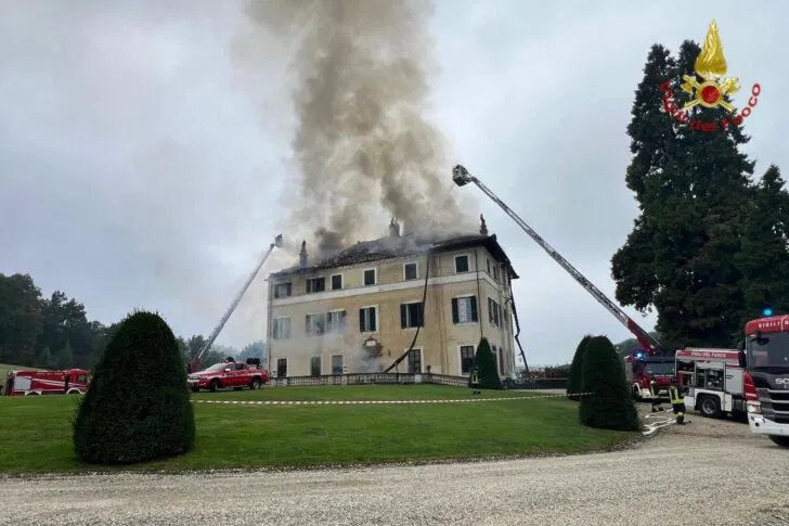 Incendio nella storica Villa Raggio a Gavi