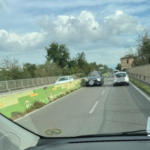 Paura ad Alessandria: auto contromano lungo la SS10 sul ponte Bormida