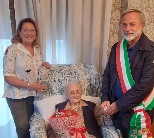 Una festa anche con il sindaco per i 100 anni della storica commerciante Luisetta