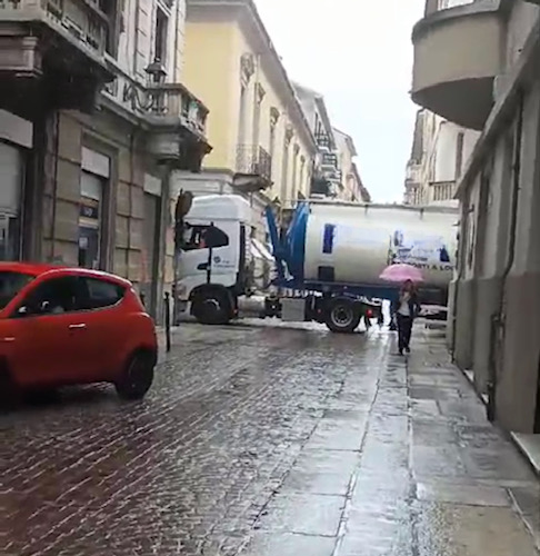 Conducente sbaglia strada e autocisterna arriva fino in via Trotti ad Alessandria