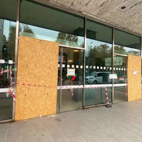 Porte rotte da due mesi. La scarsa cura che rende sciatta la stazione di Alessandria