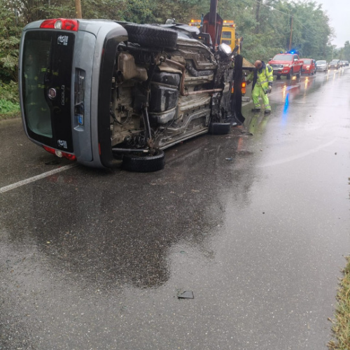 Auto si ribalta lungo la sp155 a Basaluzzo. Disagi al traffico