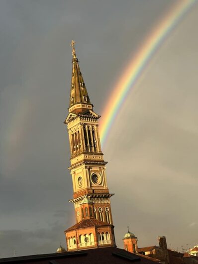 L’arcobaleno riporta il sereno nel cielo di Alessandria. Le vostre [FOTO]