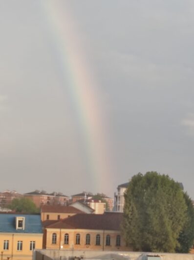 L’arcobaleno riporta il sereno nel cielo di Alessandria. Le vostre [FOTO]