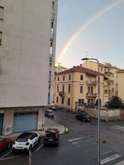 L’arcobaleno riporta il sereno nel cielo di Alessandria. Le vostre [FOTO]