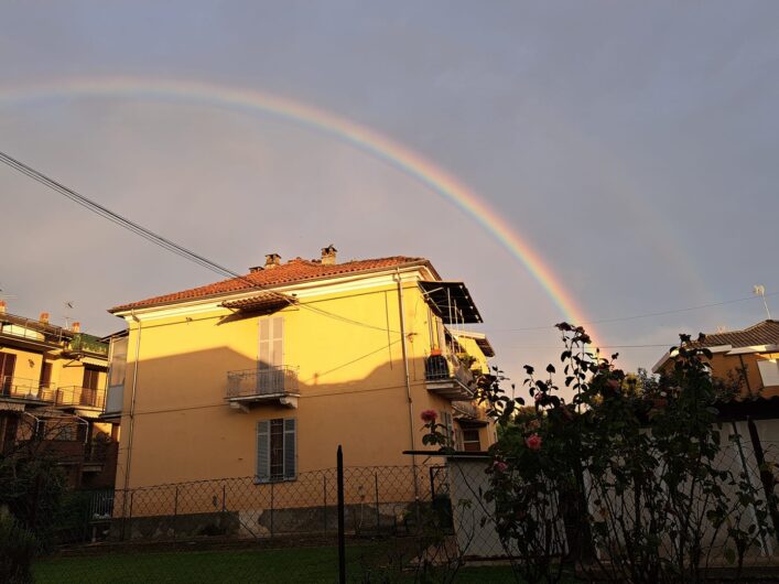 L’arcobaleno riporta il sereno nel cielo di Alessandria. Le vostre [FOTO]