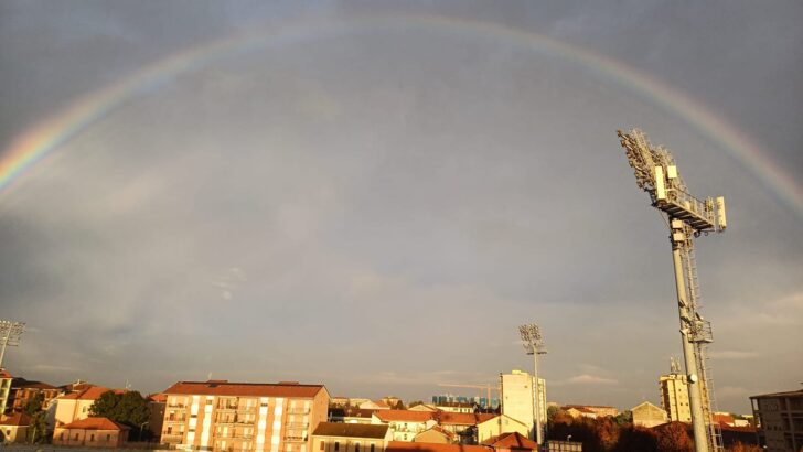 L’arcobaleno riporta il sereno nel cielo di Alessandria. Le vostre [FOTO]