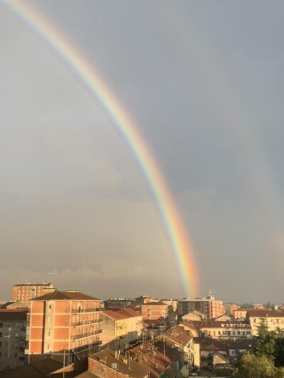 L’arcobaleno riporta il sereno nel cielo di Alessandria. Le vostre [FOTO]