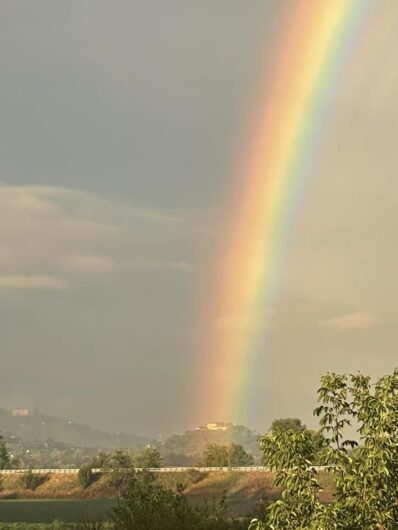 L’arcobaleno riporta il sereno nel cielo di Alessandria. Le vostre [FOTO]