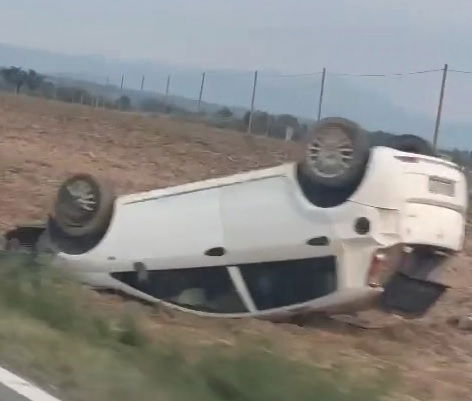 Auto ribaltata in un campo a margine della strada provinciale 185 a Predosa