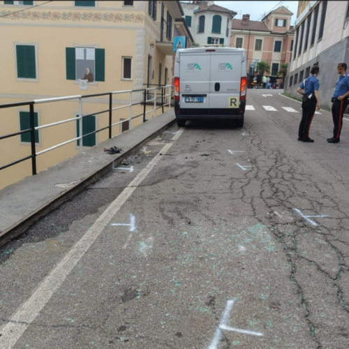 Finisce con l’auto contro tre vetture parcheggiate in via Voltaggio a Gavi