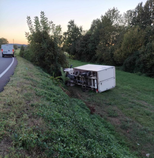 Furgone esce di strada a Basaluzzo e si ribalta su un lato: nessuna conseguenza per l’autista