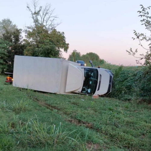 Furgone esce di strada a Basaluzzo e si ribalta su un lato: nessuna conseguenza per l’autista