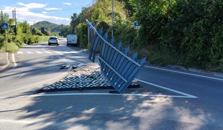 Auto perde il controllo su una rotonda e abbatte un cartello stradale a Serravalle Scrivia