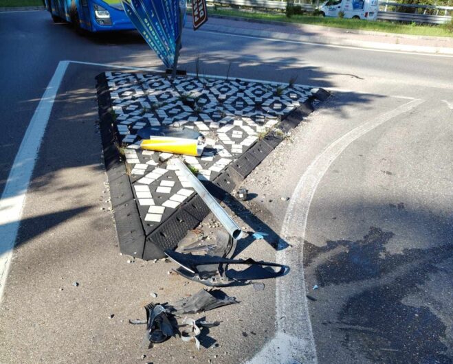 Auto perde il controllo su una rotonda e abbatte un cartello stradale a Serravalle Scrivia