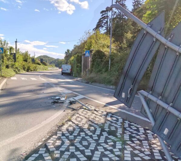 Auto perde il controllo su una rotonda e abbatte un cartello stradale a Serravalle Scrivia