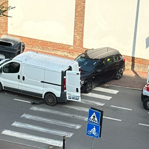 Incidente tra un furgone e un’auto in corso XX settembre: due persone ferite, non in gravi condizioni