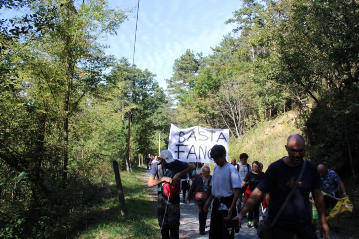 “Basta fango”: 300 persone alla manifestazione contro lo sversamento nei torrenti Gorzente e Piota