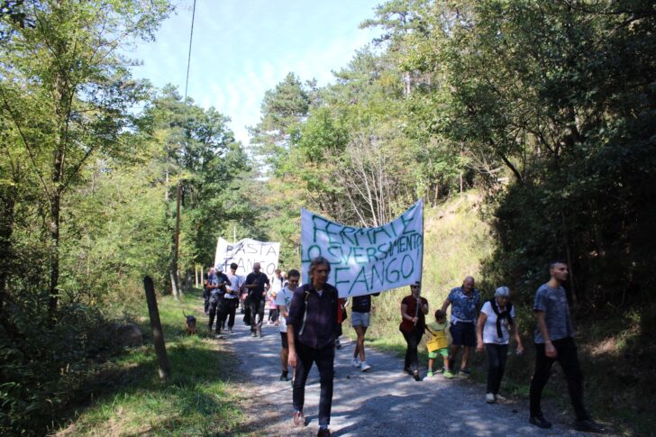 “Basta fango”: 300 persone alla manifestazione contro lo sversamento nei torrenti Gorzente e Piota