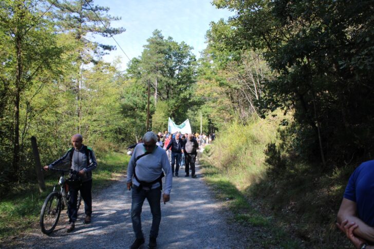 “Basta fango”: 300 persone alla manifestazione contro lo sversamento nei torrenti Gorzente e Piota