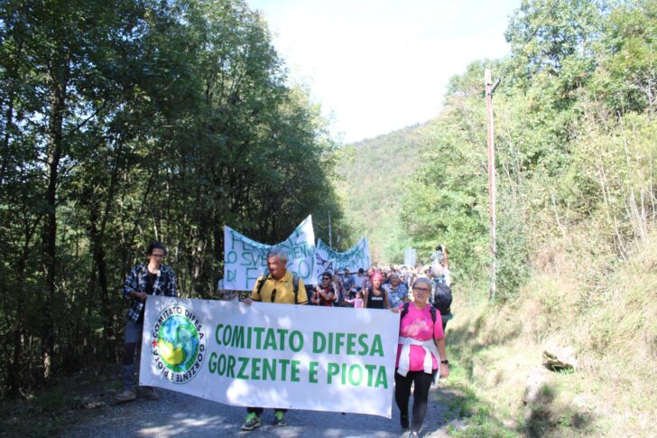 “Basta fango”: 300 persone alla manifestazione contro lo sversamento nei torrenti Gorzente e Piota