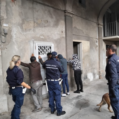 Occupazione abusiva in piazzetta della Trinità a Tortona: lo sgombero della Polizia Locale e dei Carabinieri