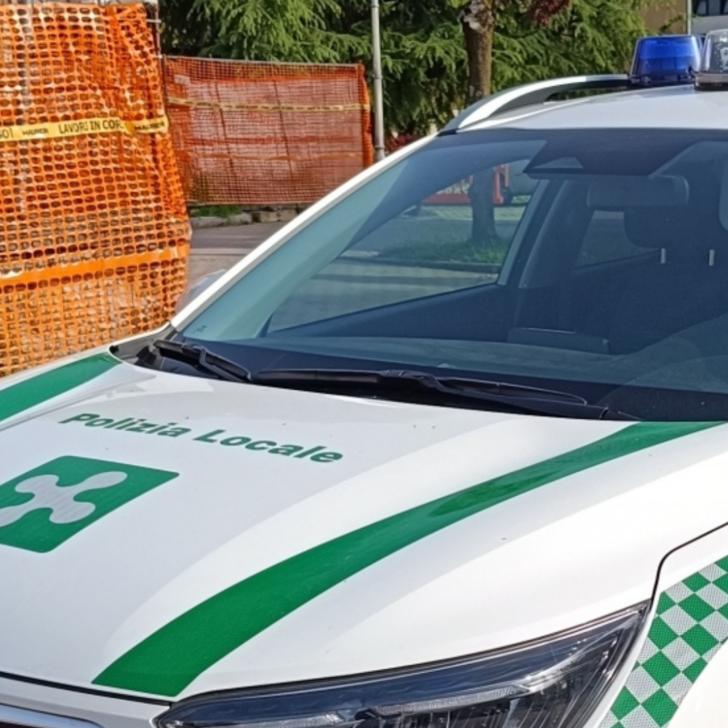 Neonato lasciato in auto a Vigevano: scatta la denuncia per la madre