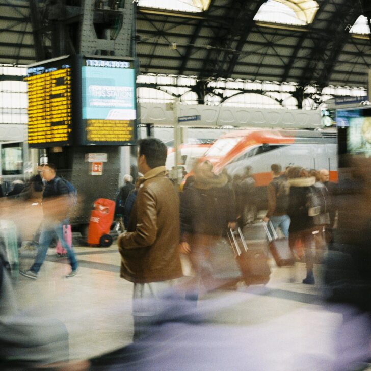 Trenord e pendolari ai ferri corti: sulla Milano-Mortara è scontro continuo