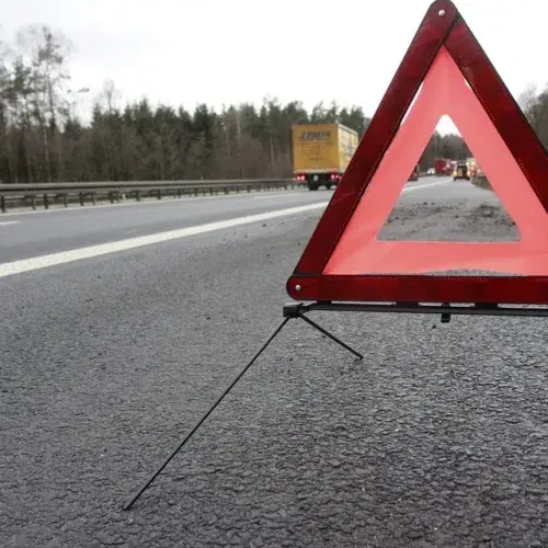 Scontro tra due mezzi pesanti nella galleria Olimpia sull’A26. Grave uno dei conducenti