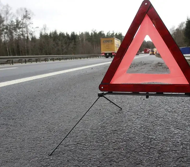 Incidente sulla strada davanti alla Gualapack: traffico di nuovo normale