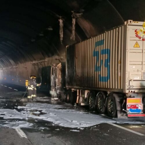 Mezzo in fiamme sull’A26 tra Masone e Ovada. Tratto chiuso e oltre 10 Km di coda