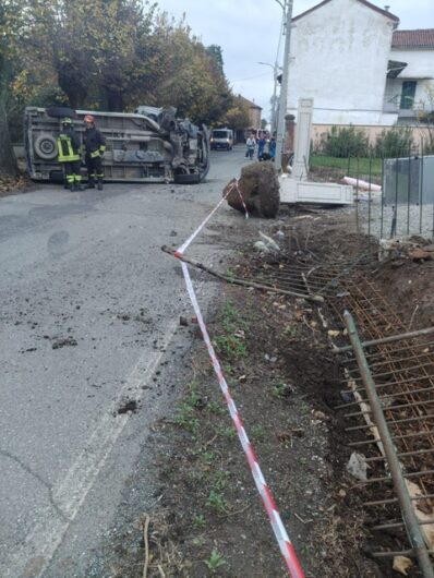 Furgone si ribalta in via Papa Giovanni XXIII a Frugarolo. Ferito il conducente