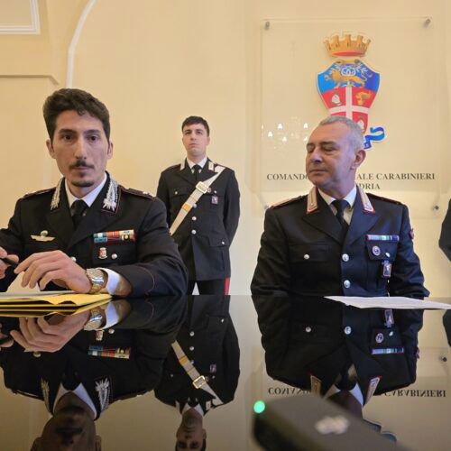 Fingono la consegna di un pacco per entrare nel laboratorio orafo: Carabinieri arrestano 2 rapinatori