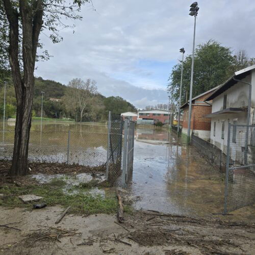 Acqua e fango invadono capannoni e campo sportivo a Ponti