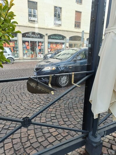 Vandali danneggiano il chiosco “Chivitos” in piazza della Libertà: “Se avete visto aiutateci”