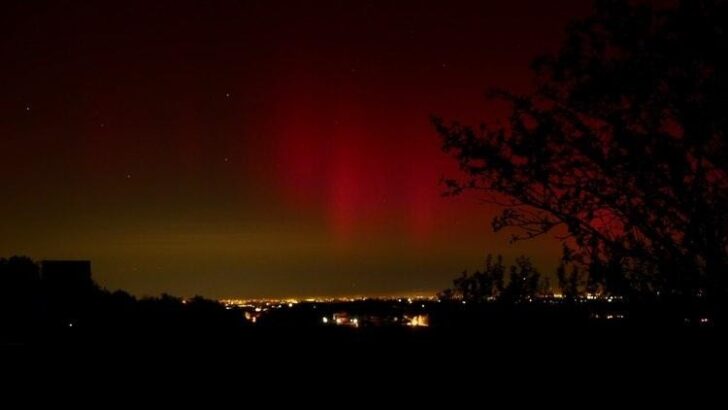 Cieli di luce: l’aurora boreale incanta i paesaggi dell’Oltrepò