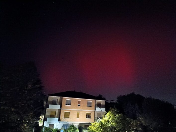 Cieli di luce: l’aurora boreale incanta i paesaggi dell’Oltrepò