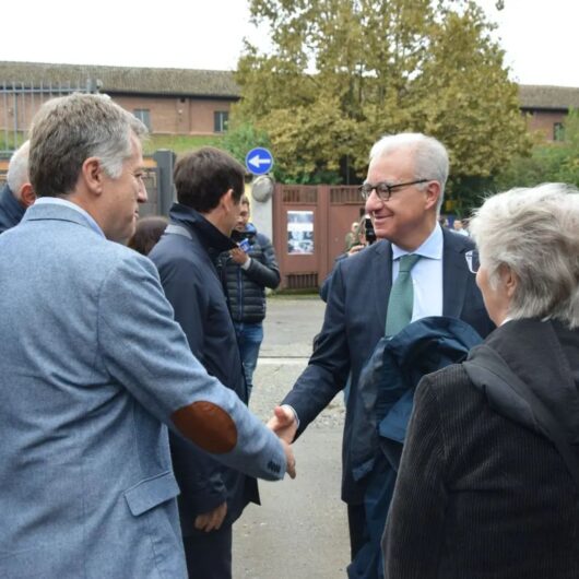 Don Dario Crotti guida i giovani volontari di Pavia in aiuto alle popolazioni alluvionate