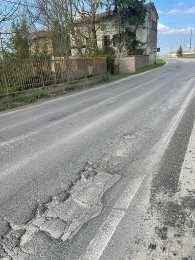 Profonde buche a Casal Cermelli. La sindaca: “Sono pericolose. Auspico intervento della Provincia”