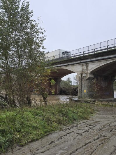 Le piogge di questi giorni creano ammasso di tronchi e rami sotto il ponte Bormida ad Alessandria