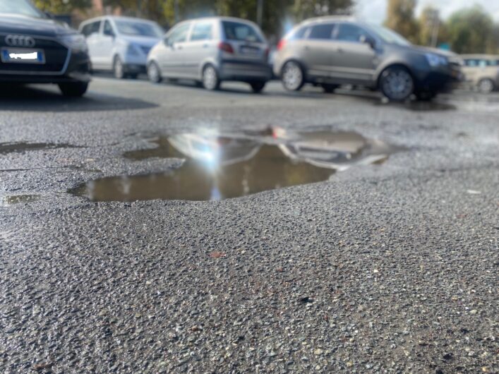 Con la pioggia le buche diventano “voragini”. Gomme danneggiate e automobilisti sempre più infuriati