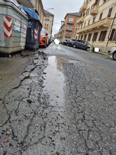 Con la pioggia le buche diventano “voragini”. Gomme danneggiate e automobilisti sempre più infuriati