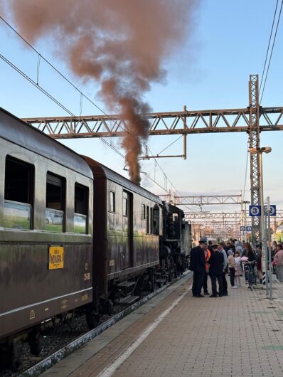 Le foto e il video della sbuffante locomotiva lungo la “Via del riso”